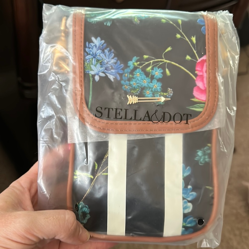 NEW Stella And Dot Getaway floral essentials crossbody